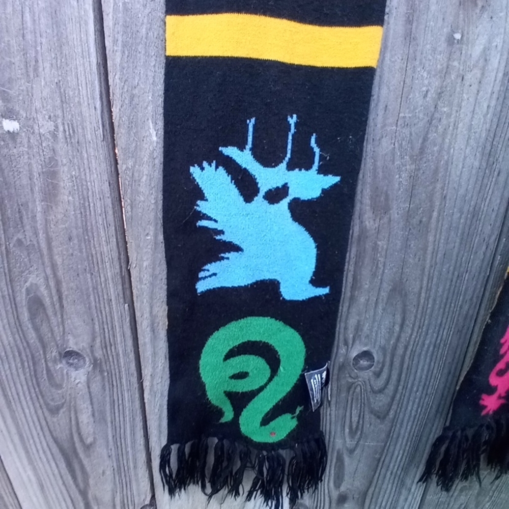 Harry Potter Hogwarts Crest Knit Scarf Black Fringe with Multicolored Crests - Picture 5 of 8